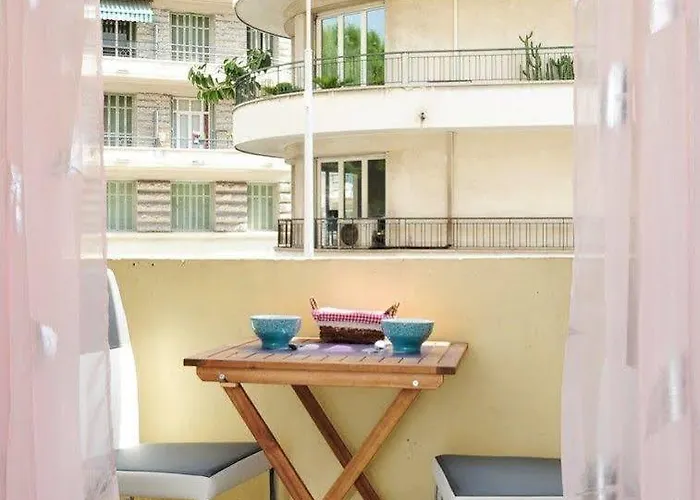 Blue Lagon Five Stars Holiday House * Nice