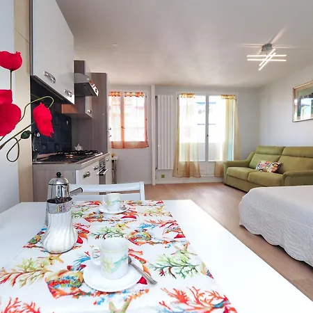 Blue Lagon Five Stars House Apartamento Nice